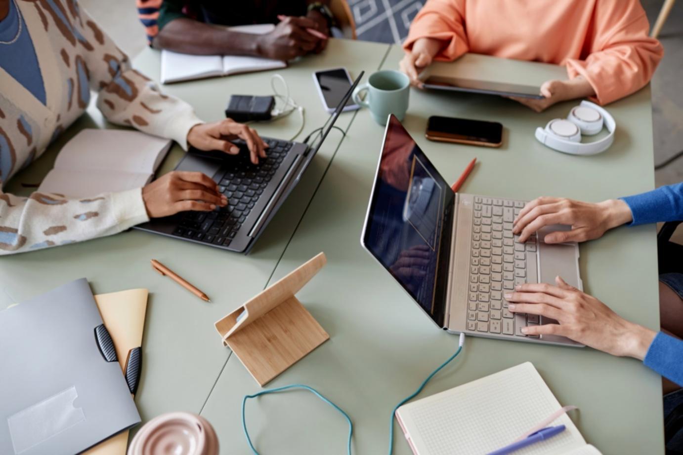 Présentation de scénarios de croissance et projections financières